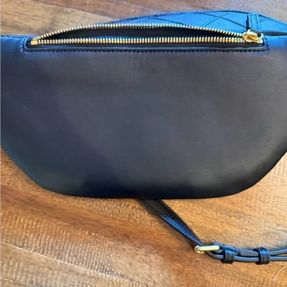 Quince Elegant Black Quilted Crossbody Bag - Picture 2 of 3